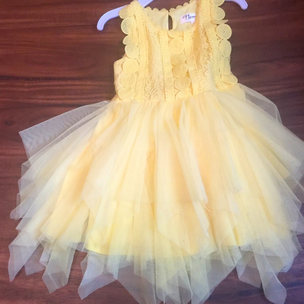 Beautiful yellow dress size (4)